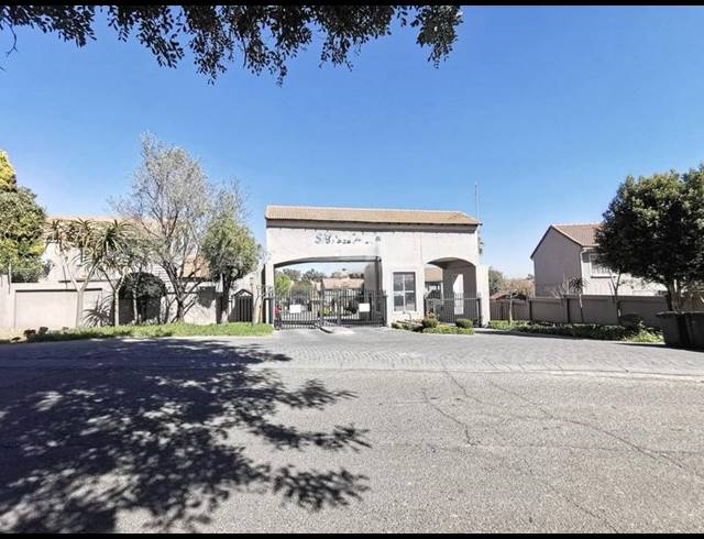 2 BEDROOM TOWNHOUSE FOR SALE IN HALFWAY GARDENS